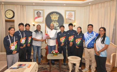 असम के तैराकों ने राज्यपाल से की सौजन्य भेंट