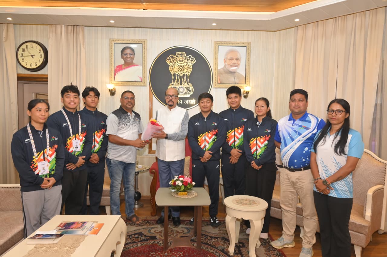 असम के तैराकों ने राज्यपाल से की सौजन्य भेंट