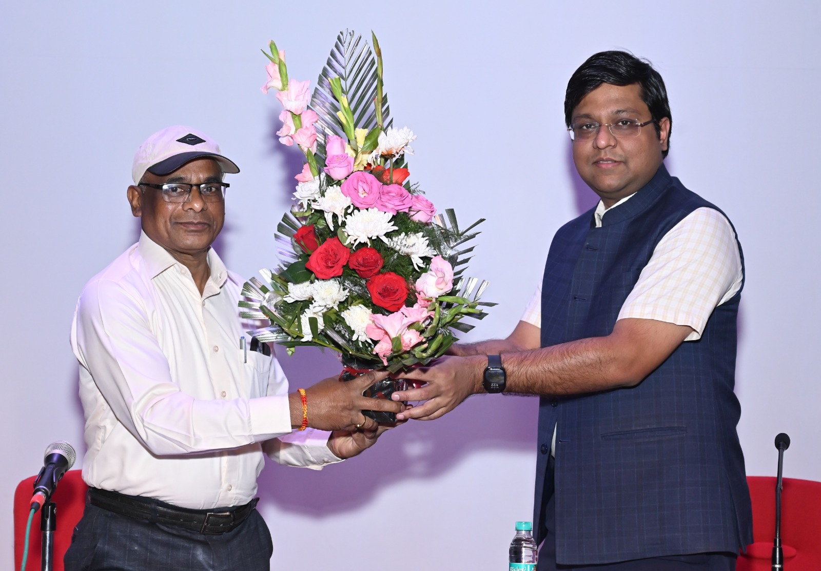 जनसंपर्क विभाग के अपर संचालक दरियो को सेवानिवृत्ति पर दी गई गरिमामय विदाई