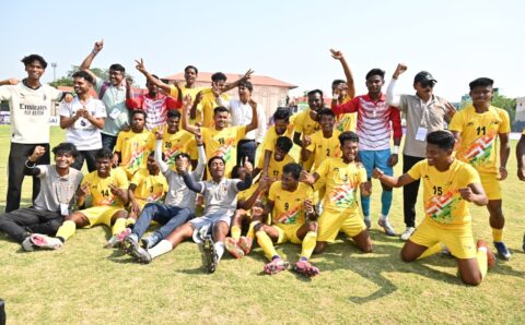 फुटबॉल में छत्तीसगढ़ को रजत पदक : फाइनल में कड़े मुकाबले में पश्चिम बंगाल से 0-1 से मिली हार