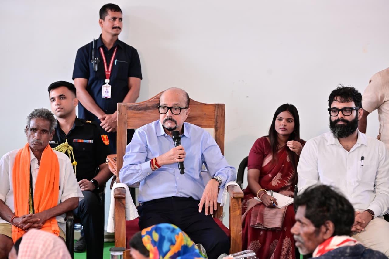 राज्यपाल डेका ने ग्राम बेहराखार जाकर विशेष पिछड़ी जनजाति बिरहोर समुदायों से की आत्मीय मुलाकात