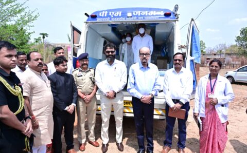 राज्यपाल डेका ने बेहराखार में पीएम जनमन अंतर्गत संचालित मोबाइल मेडिकल यूनिट का किया अवलोकन