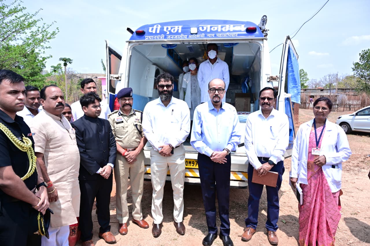 राज्यपाल डेका ने बेहराखार में पीएम जनमन अंतर्गत संचालित मोबाइल मेडिकल यूनिट का किया अवलोकन