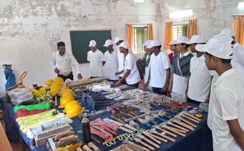 कभी बंदूक थामकर हिंसा करने वाले माओवादी अब सीख रहे हुनर