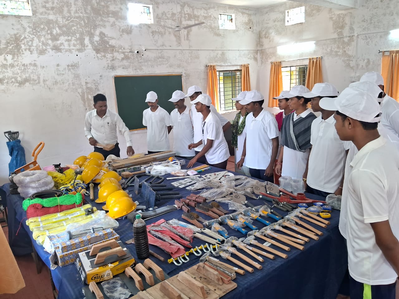 कभी बंदूक थामकर हिंसा करने वाले माओवादी अब सीख रहे हुनर