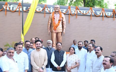 मुख्यमंत्री साय ने अम्बिकापुर में भटगांव विधानसभा के पूर्व विधायक पंडित रविशंकर त्रिपाठी की प्रतिमा का किया अनावरण