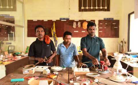 अब हथियार नहीं, हुनर से बदल रही पुनर्वासितों की जिंदगी