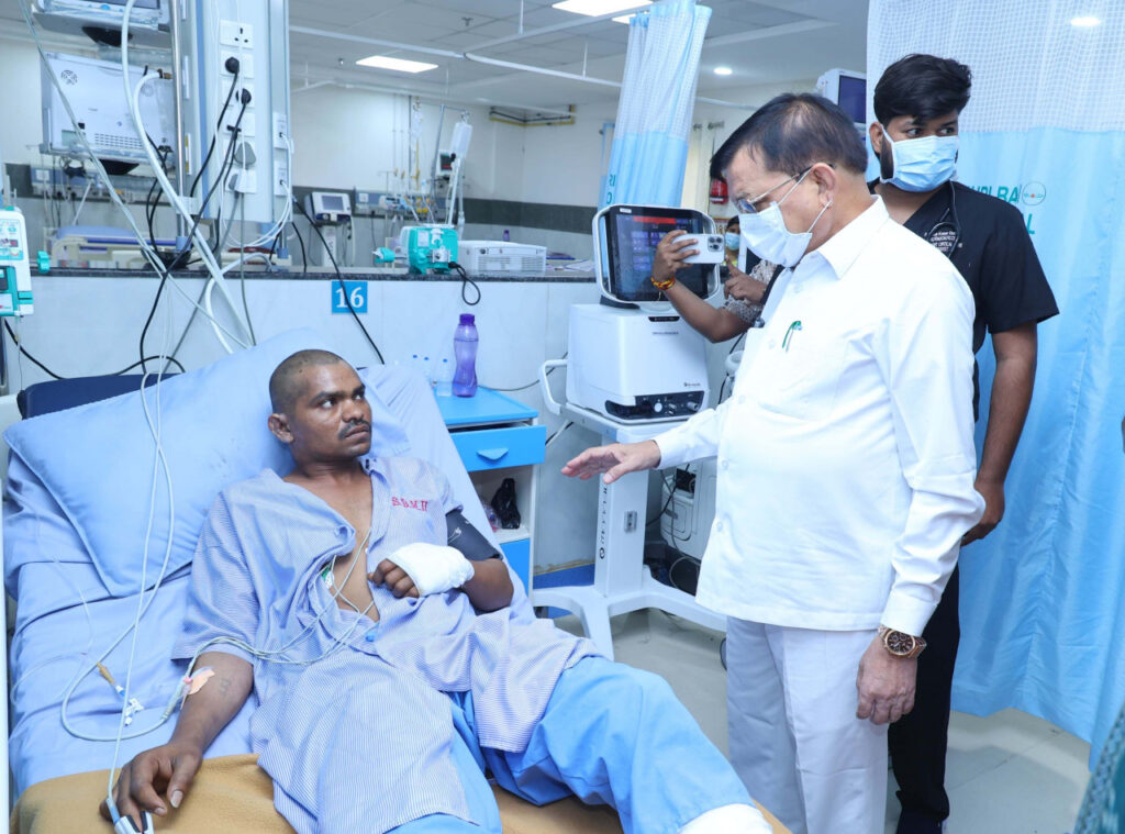 सिंघीतराई प्लांट हादसा: कैबिनेट मंत्री लखन देवांगन ने घायलों का जाना हालचाल, बेहतर उपचार के दिए निर्देश