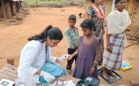 11 किमी की दूरी नहीं बनी बाधा, स्वास्थ्य टीम पहुंची लोहागांव के हर दरवाजे तक