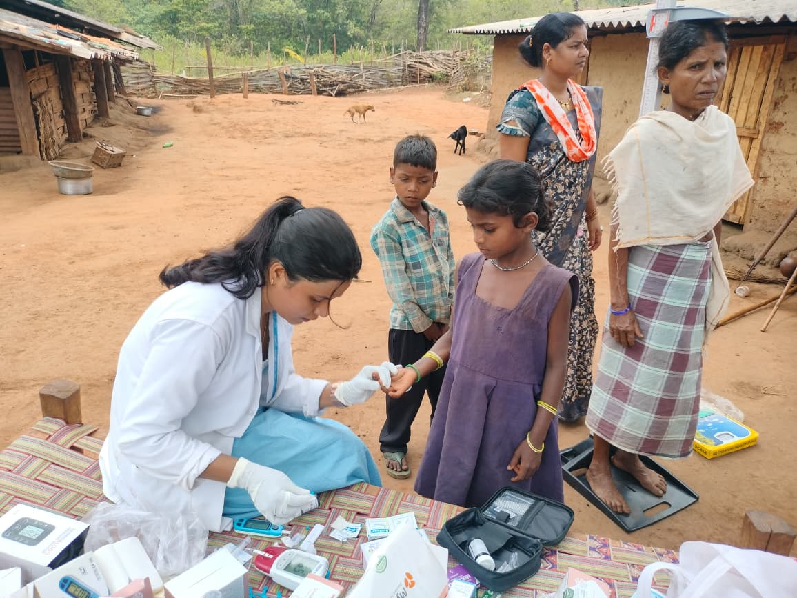 11 किमी की दूरी नहीं बनी बाधा, स्वास्थ्य टीम पहुंची लोहागांव के हर दरवाजे तक