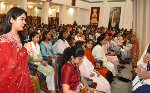 राज्यपाल डेका ने महाविद्यालय की छात्राओं से हुए रूबरू