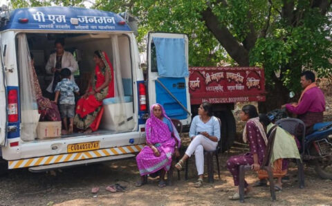 वनांचलों की ‘संजीवनी’ बनी मोबाइल मेडिकल यूनिट: साढ़े तीन माह में 2000 से अधिक ग्रामीणों का हुआ निःशुल्क उपचार